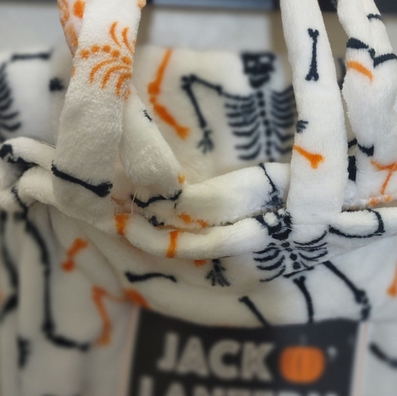 HALLOWEEN velvet soft throw blanket treat bag included - Picture 5 of 6